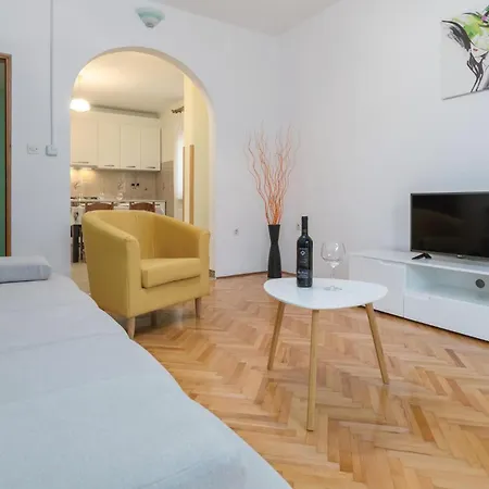Appartement Beautiful In With Kitchen Poreč